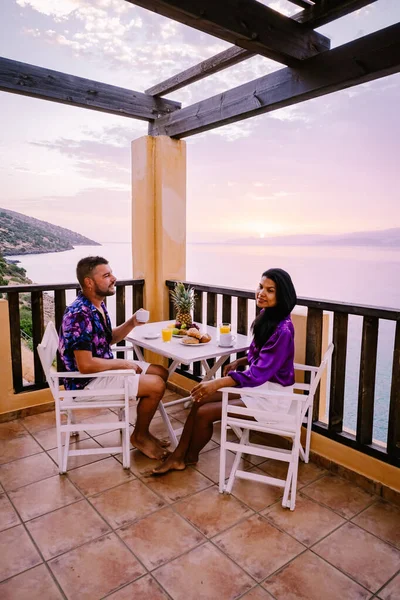 Paar mannen en vrouw kijken zonsondergang over de oceaan van Kreta Griekenland — Stockfoto