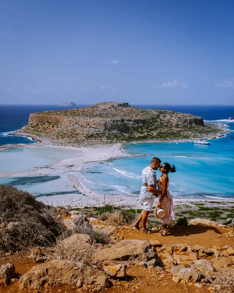 Kreta Griechenland, Balos Lagune auf Kreta, Griechenland. Touristen entspannen und baden im kristallklaren Wasser des Strandes von Balos. — Stockfoto