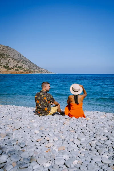 Paar Männer und Frauen am Strand von Plaka Kreta mit Blick auf den blauen Ozean von Kreta Griechenland — Stockfoto