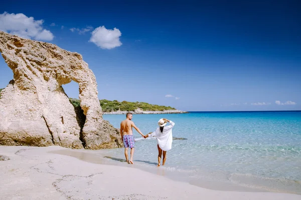 Giovane coppia felice sulla riva del mare Creta Grecia, uomini e donne Voulisma beach crete Grecia — Foto Stock