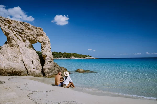 Jong gelukkig stel aan zee Kreta Griekenland, mannen en vrouwen Voulisma strand Kreta Griekenland — Stockfoto