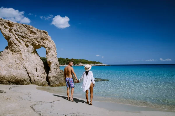 Jong gelukkig stel aan zee Kreta Griekenland, mannen en vrouwen Voulisma strand Kreta Griekenland — Stockfoto