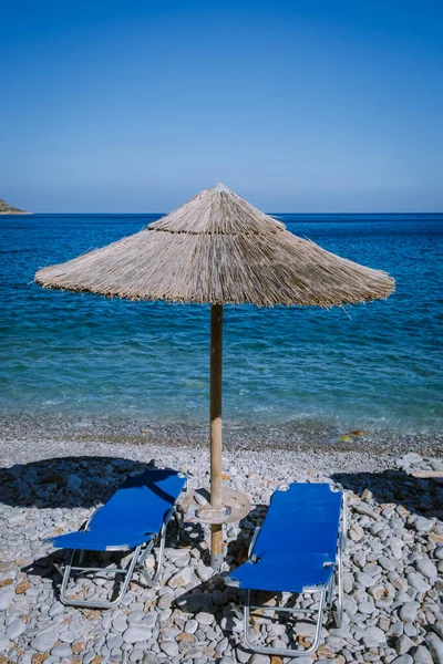 Creta Grécia Plaka Lassithi com é tradicional mesa azul e cadeiras ea praia em Creta Grécia. Paralia Plakas, aldeia de Plaka Creta — Fotografia de Stock