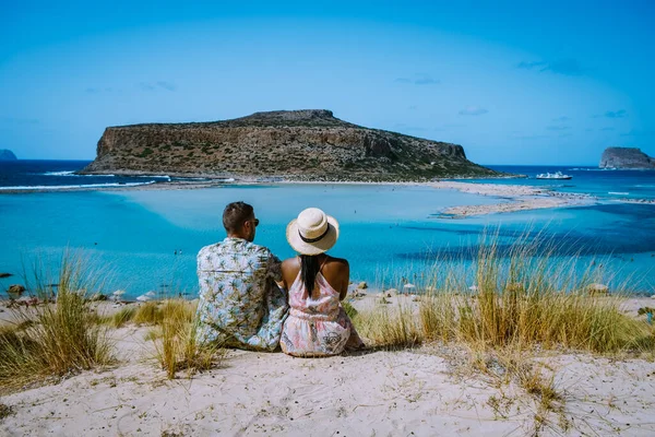 Kreta Griechenland, Balos Lagune auf Kreta, Griechenland. Touristen entspannen und baden im kristallklaren Wasser des Strandes von Balos. — Stockfoto