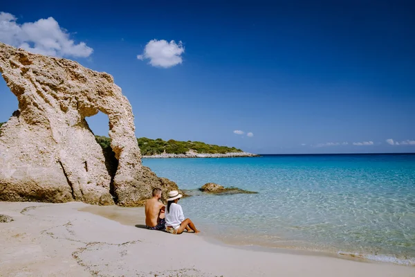 Jong gelukkig stel aan zee Kreta Griekenland, mannen en vrouwen Voulisma strand Kreta Griekenland — Stockfoto