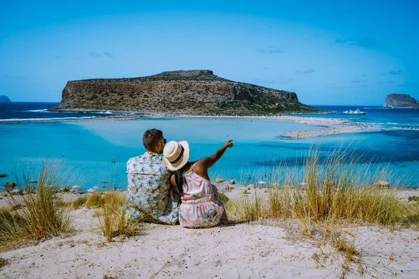 Creta Grecia, laguna Balos en la isla de Creta, Grecia. Turistas relajarse y bañarse en aguas cristalinas de la playa de Balos. —  Fotos de Stock