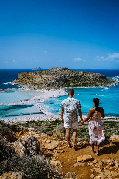 Kreta Griekenland, Balos lagune op Kreta eiland, Griekenland. Toeristen ontspannen en baden in kristalhelder water van Balos strand. — Stockfoto