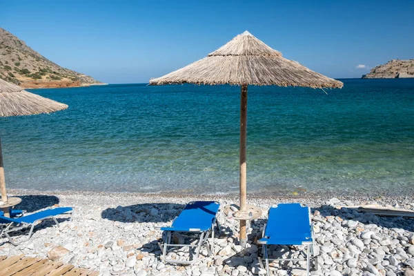 Kréta Řecko Plaka Lassithi s je tradiční modrý stůl a židle a pláž na Krétě Řecko. Paralia Plakas, obec Plaka Kréta — Stock fotografie
