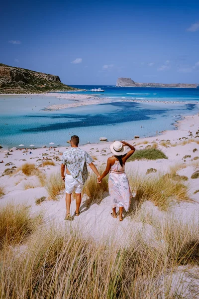 Kreta Griekenland, Balos lagune op Kreta eiland, Griekenland. Toeristen ontspannen en baden in kristalhelder water van Balos strand. — Stockfoto
