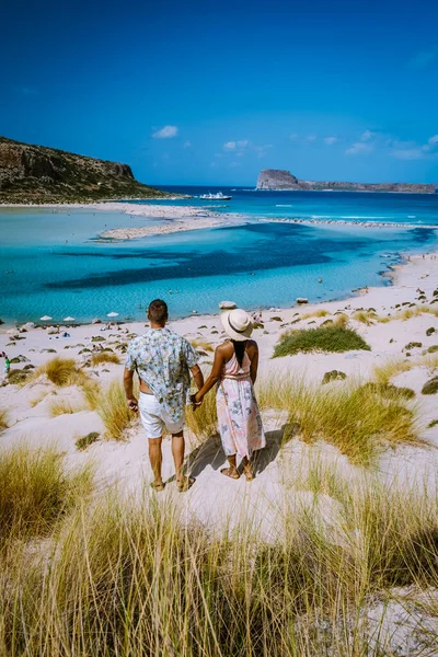 Creta Grecia, laguna Balos en la isla de Creta, Grecia. Turistas relajarse y bañarse en aguas cristalinas de la playa de Balos. —  Fotos de Stock