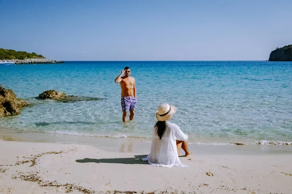 Junges glückliches Paar an der Küste Kretas Griechenland, Männer und Frau Voulisma Strand Beton Griechenland — Stockfoto