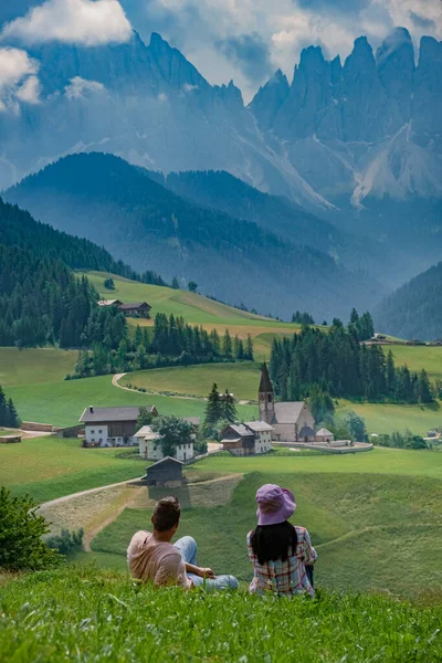 Вид на церковь Санта-Маддалена в итальянских Альпах. Долина Валь Ди Фунес. Одинокая церковь на зеленом лугу на фоне гор, леса — стоковое фото