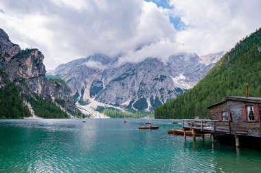 İtalyan Alpleri 'ndeki güzel göl, İtalyan Dolomitleri Avrupa' daki Lago di Braies.