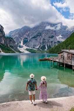 İtalyan Alpleri 'ndeki güzel göl, İtalyan Dolomitleri Avrupa' daki Lago di Braies.