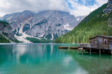 İtalyan Alpleri 'ndeki güzel göl, İtalyan Dolomitleri Avrupa' daki Lago di Braies.