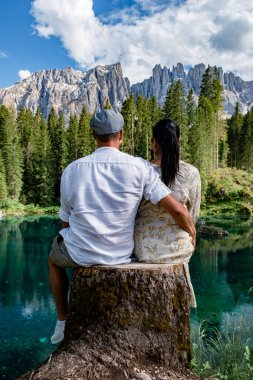Lago di Carezza 'nın görkemli gölü, İtalya, Güney Tyrol, İtalya' daki Dolomite dağlarında güzel yeşil ve turkuaz renkler. Carezza ya da Karersee Gölü manzarası 