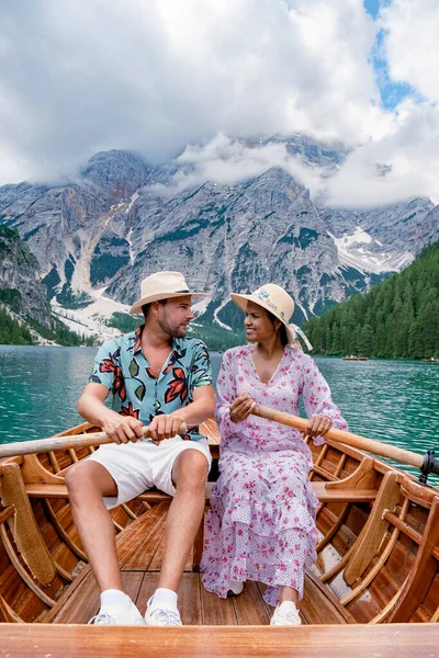 Hermoso lago en los Alpes italianos, Lago di Braies en los Dolomitas italianos Europa — Foto de Stock