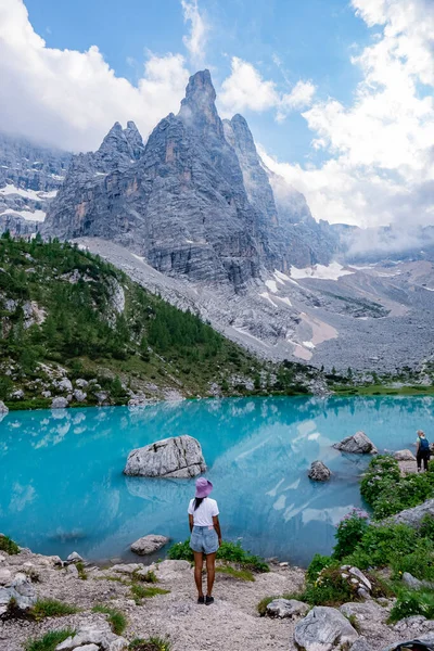 Belo Lago Sorapis Lago di Sorapis em Dolomitas, destino de viagem popular na Itália — Fotografia de Stock