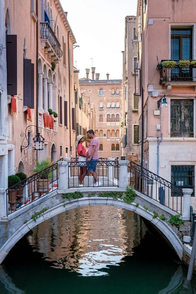 Canali di Venezia Italia durante l'estate in Europa, Architettura e monumenti di Venezia — Foto Stock