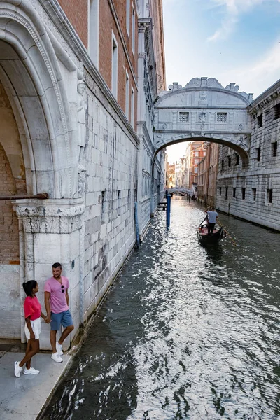 Canais de Veneza Itália durante o verão na Europa, Arquitetura e marcos de Veneza — Fotografia de Stock