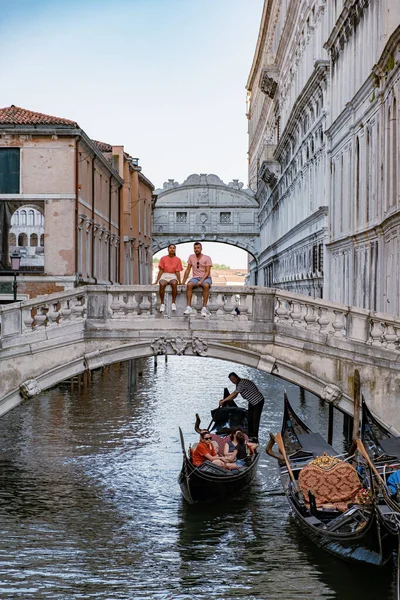 Венецианские каналы Италии летом в Европе, архитектура и достопримечательности Венеции — стоковое фото