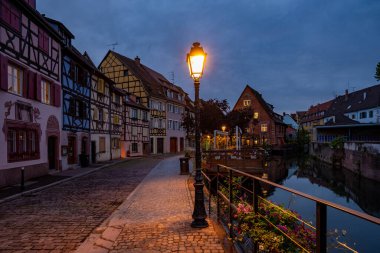 Renkli romantik şehrin güzel manzarası Colmar, Fransa, Alsace 