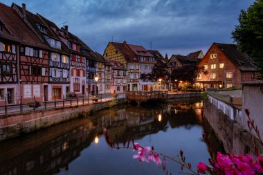 Renkli romantik şehrin güzel manzarası Colmar, Fransa, Alsace 