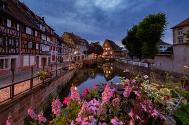 Renkli romantik şehrin güzel manzarası Colmar, Fransa, Alsace 