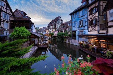 Renkli romantik şehrin güzel manzarası Colmar, Fransa, Alsace 