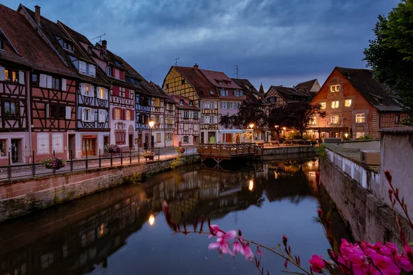 Renkli romantik şehrin güzel manzarası Colmar, Fransa, Alsace 