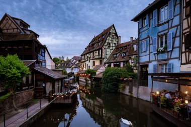 Renkli romantik şehrin güzel manzarası Colmar, Fransa, Alsace 