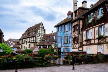 Renkli romantik şehrin güzel manzarası Colmar, Fransa, Alsace 