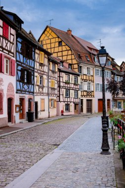 Renkli romantik şehrin güzel manzarası Colmar, Fransa, Alsace 