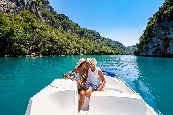 Klifrotsen van de Gorge du Verdon aan het meer van Sainte Croix, Provence, Frankrijk, Provence Alpes Cote d Azur, blauw groen meer met boten in Frankrijk Provence — Stockfoto