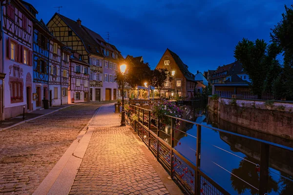Renkli romantik şehrin güzel manzarası Colmar, Fransa, Alsace 