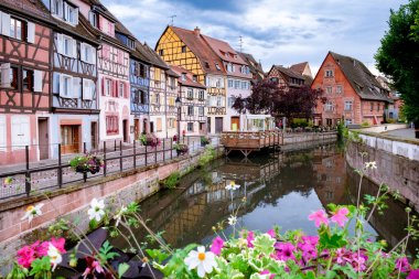 Renkli romantik şehrin güzel manzarası Colmar, Fransa, Alsace 