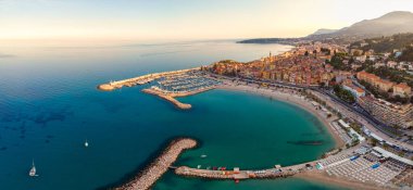  Fransız Riviera, Fransa 'daki eski renkli Menton kasabasının altındaki kumsal.