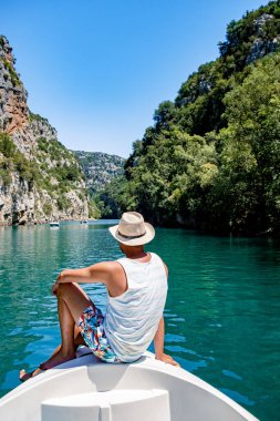 Verdon Gorge kayalıkları Sainte Croix gölünde, Provence, Fransa, Provence Alpes Cote d Azur, Fransa Provence 'de tekneli mavi yeşil göl