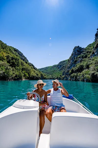 Klifrotsen van de Gorge du Verdon aan het meer van Sainte Croix, Provence, Frankrijk, Provence Alpes Cote d Azur, blauw groen meer met boten in Frankrijk Provence — Stockfoto
