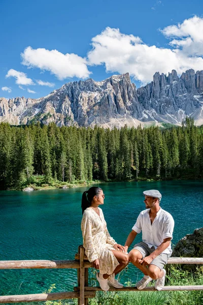 The majestic Lake of Lago di Carezza, beautiful green and turquoise colors in Dolomites mountains Italy, South tyrol, Italy. Пейзаж озера Карецца или Карерзе — стоковое фото