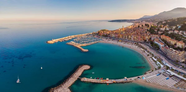 Sand beach beneath the colorful old town Menton on french Riviera, France — Stock Photo, Image