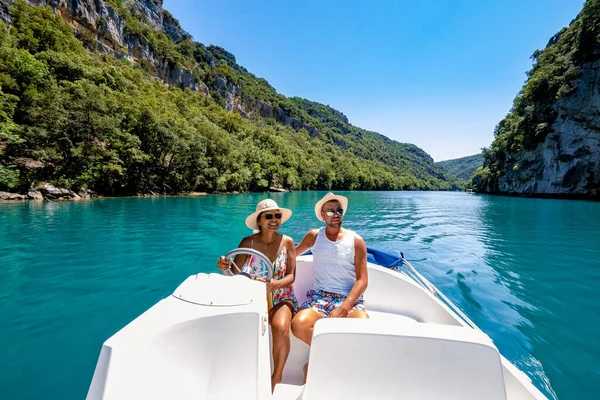 Klifrotsen van de Gorge du Verdon aan het meer van Sainte Croix, Provence, Frankrijk, Provence Alpes Cote d Azur, blauw groen meer met boten in Frankrijk Provence — Stockfoto