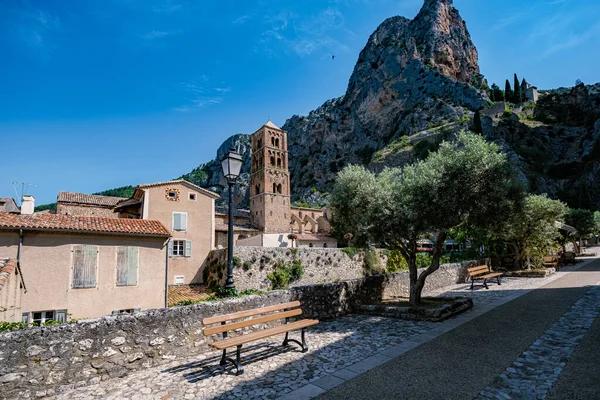 Het dorp Moustiers-Sainte-Marie, Provence, Frankrijk Europa, kleurrijk dorp in de Provence — Stockfoto