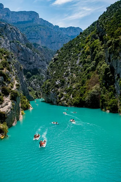 Rocas acantilados de la garganta del Verdon en el lago de Sainte Croix, Provenza, Francia, Provenza Alpes Costa Azul, azul lago verde con barcos en Francia Provenza — Foto de Stock