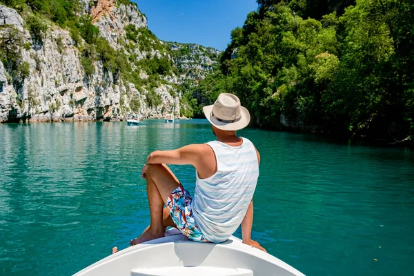 Klifrotsen van de Gorge du Verdon aan het meer van Sainte Croix, Provence, Frankrijk, Provence Alpes Cote d Azur, blauw groen meer met boten in Frankrijk Provence — Stockfoto