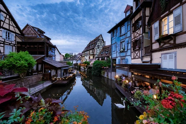 Renkli romantik şehrin güzel manzarası Colmar, Fransa, Alsace 