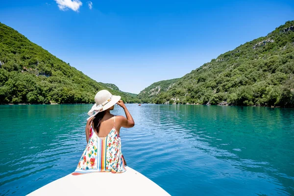 Klifrotsen van de Gorge du Verdon aan het meer van Sainte Croix, Provence, Frankrijk, Provence Alpes Cote d Azur, blauw groen meer met boten in Frankrijk Provence — Stockfoto