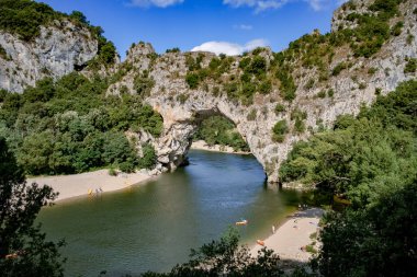 Fransa 'nın Ardeche departmanındaki Pont dArc' ın ünlü doğal köprüsü.
