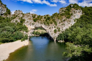 Fransa 'nın Ardeche departmanındaki Pont dArc' ın ünlü doğal köprüsü.