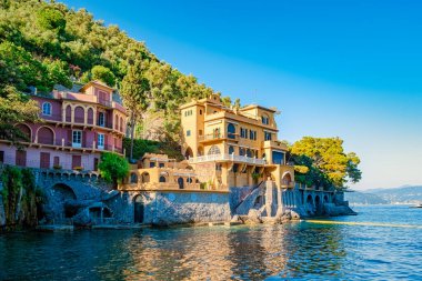 Portofino, İtalya 'da Portofino, İtalya' da Portofino, Liguria, İtalya 'da güzel deniz kıyısında evleri var.